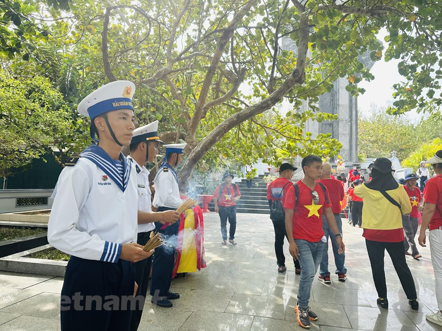  Les soldats de la Marine préparent de l'encens pour les délégations qui souhaitent en offrir au Monument aux héros et aux martyrs. Photo : Vietnamplus