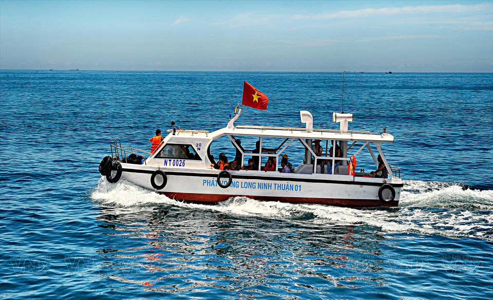  Elle abrite des plages tranquilles, de vastes forêts, de hautes collines et des grottes mystérieuses. Photo : VI