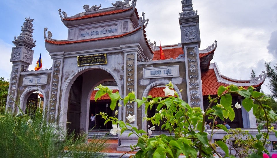  La pagode Sinh Ton Dong, d'une superficie de 500 m2, est également un lieu de grande importance qui affirme la souveraineté sacrée et inviolable du Vietnam sur la mer et les îles. Photo : Vietnamplus