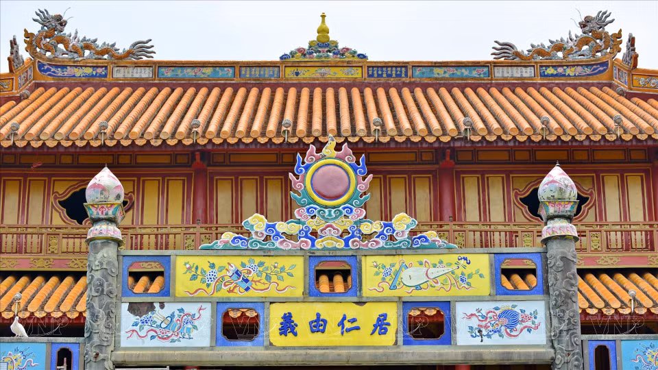 L'utilisation de ces briques et tuiles permet de restaurer et de préserver la beauté chatoyante et magnifique des œuvres architecturales de la dynastie Nguyen. Photo : VI 