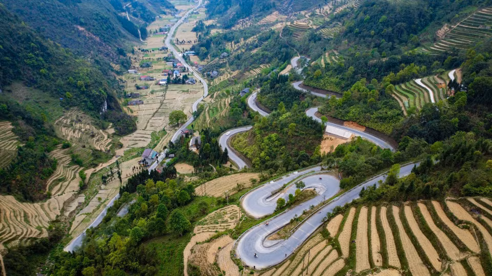  Il s’agit de l’unique route qui a contribué au développement socioéconomique des populations ethniques du haut plateau de Dông Van, et à l’amélioration de leurs conditions de vie. Photo : VNA 