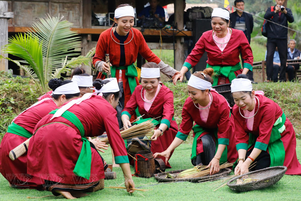  En chantant "Châm do ho", les Thô dansent également selon les paroles. Photo : Vietnam illustré
