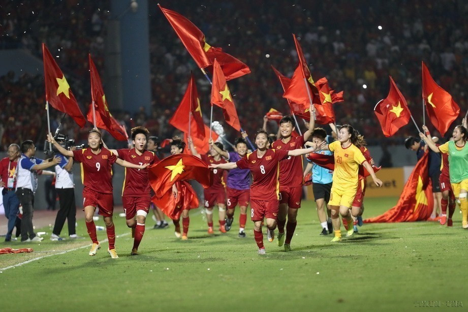  L’équipe du Vietnam féminine (maillot rouge) vient de battre l’équipe thaïlandaise au score de 1 à 0, défendant avec succès sa médaille d’or des SEA Games. Photo: VNA