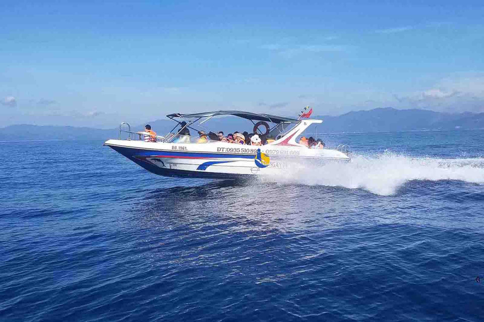  Il faut utiliser une vedette rapide pour se rendre à Cu Lao Xanh. Photo : VNA