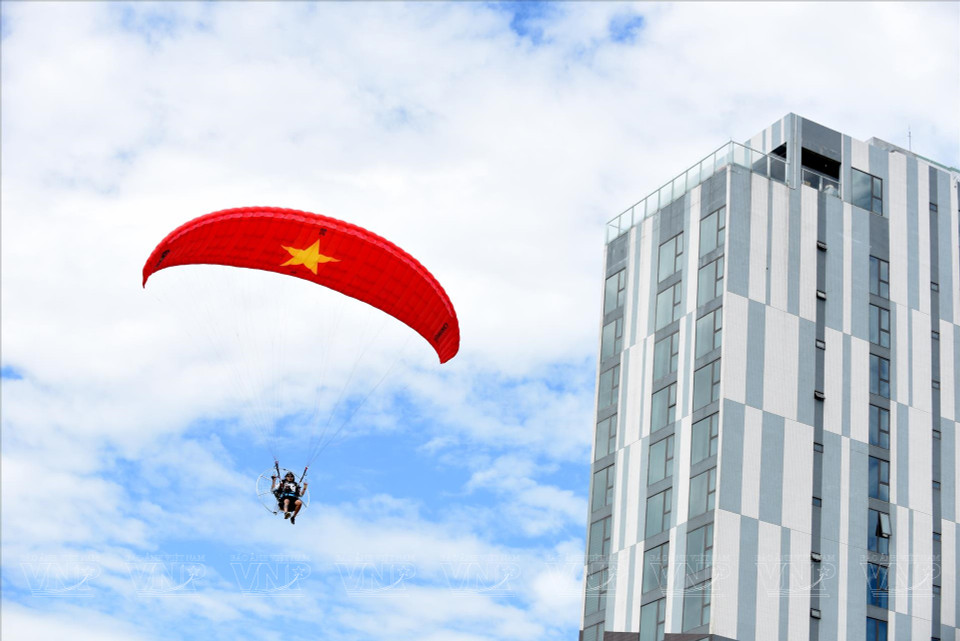  Un pilote vole dans le ciel de Da Nang. Photo : VI