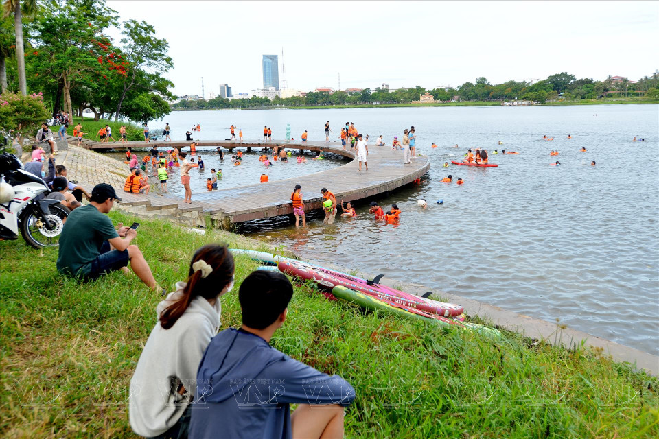 Baignade dans la rivière des Parfums l'été. Photo : VI