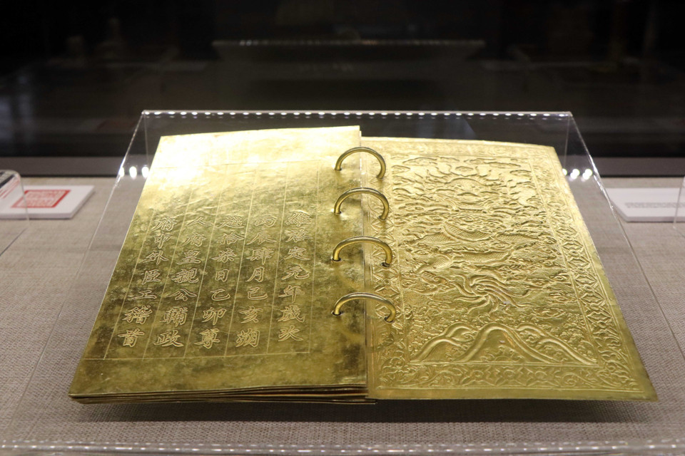 Un livre d'or de la dynastie des Nguyen. Photo : VNA