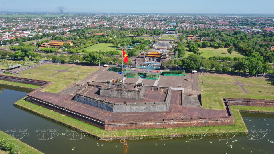  Parmi les anciennes capitales du Vietnam, Huê est la seule à conserver intacte l'architecture artistique globale du Palais Royal, qui se compose de citadelles, de palais, de temples et de mausolées. Photo : VI