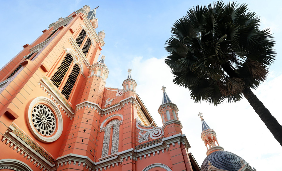  Ce qui attire les visiteurs ici, c'est la beauté de cette église rose, facilement visible en plein cœur de Saigon. Photo : VNA