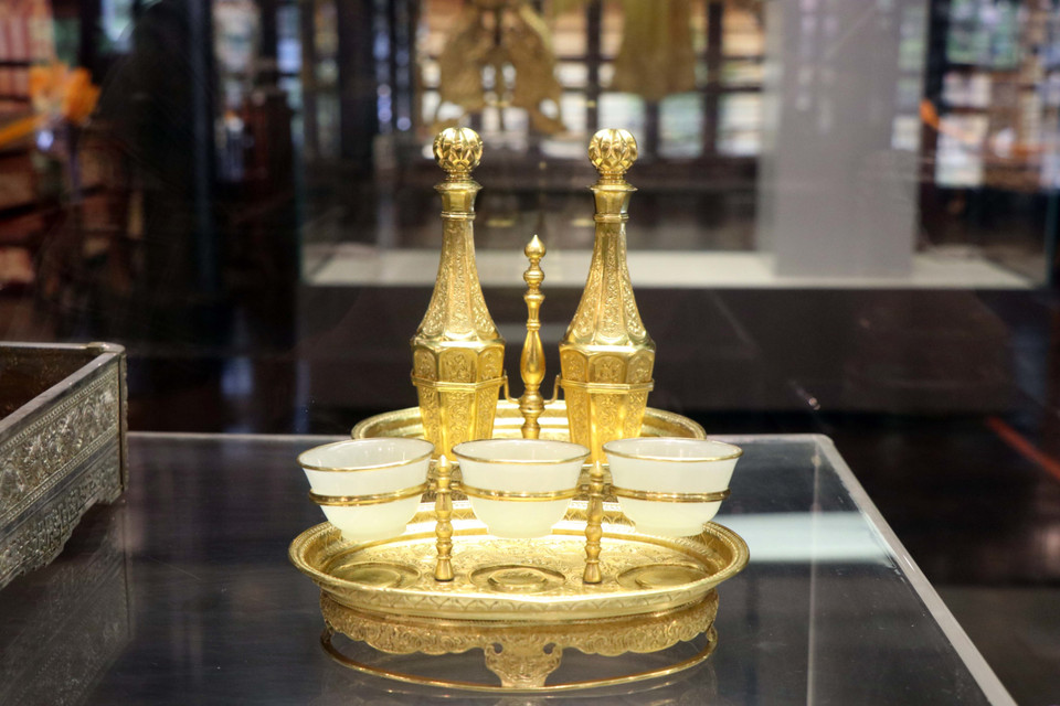 Un ensemble de tasses et de plateaux en jade et or. Photo : VNA