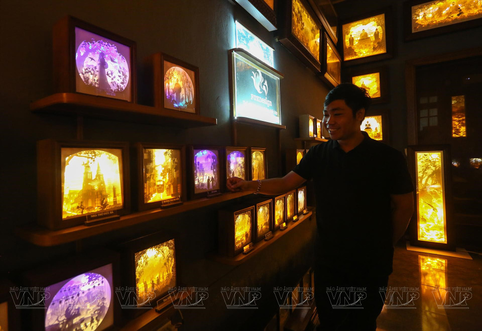  Avec sa collection intitulée "Viêt Nam - Dât nuoc - Con nguoi" (Le Vietnam - le pays - l’homme) composée de 17 œuvres d’art, Nguyen Duy Duy a présenté l’ao dai, les gongs des Hauts Plateaux du Centre, les marionnettes sur l’eau, le chant boi, ou tuong (chant classique interprété avec une gestuelle complexe), la musique de cour ... dans des caissons lumineux 3D enchanteurs. Photo: VNA