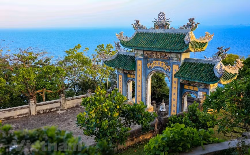  La population locale compare cette pagode à une prophylaxie sacrée, qui aide la presqu'île de Son Trà à faire face aux tempêtes et à protéger la ville. Photo : Vietnamplus 