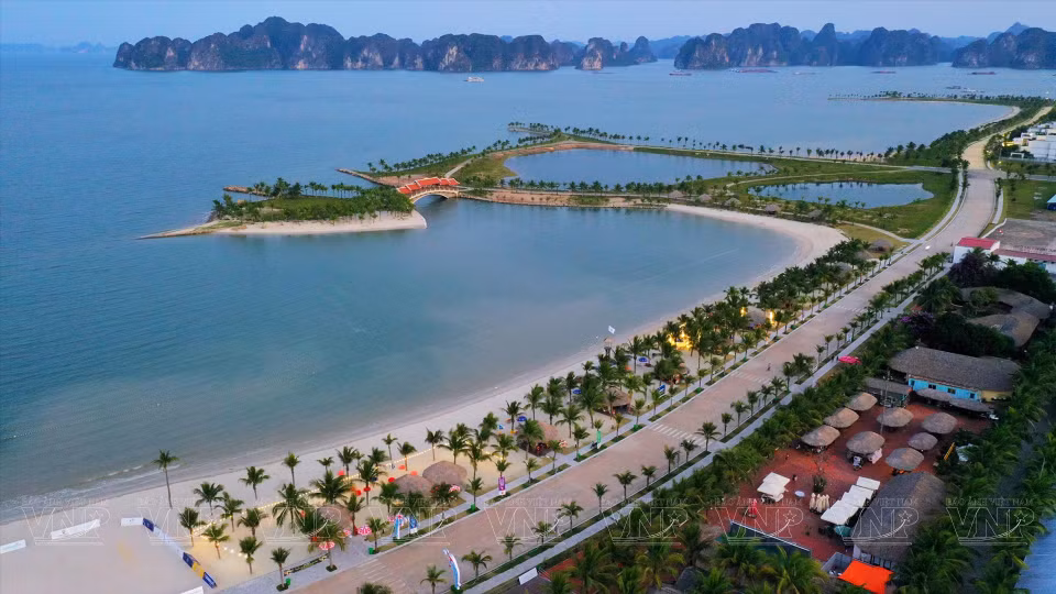  La zone touristique internationale de Tuan Chau est particulièrement appréciée pour sa longue plage, qui attire de nombreux visiteurs. Photo: VI