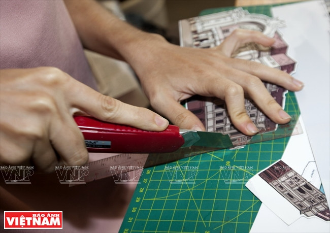 Les images sont coupées et attachées pour former le livre.