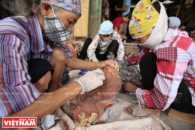 La plupart des foyers de Thiêt Ung pratiquent la sculpture sur bois.
