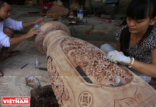 Des artisans sculptent un objet d’art. 