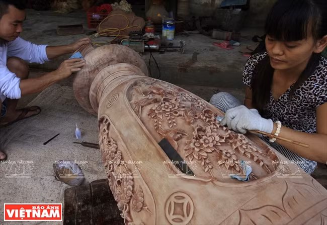 Des artisans sculptent un objet d’art. 