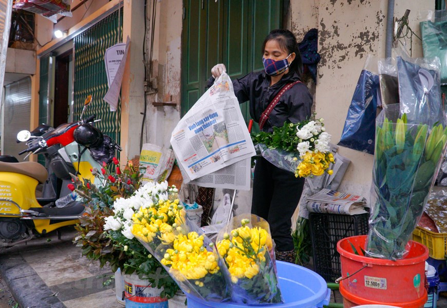 Les prix de fleurs fraîches connaissent une forte augmentation par rapport aux jours précédents car des fleurs sont indispensables sur l’autel des ancêtres pendant du Têt traditionnel. La gamme des fleurs pour le culte est variée mais les Hanoïens préfèrent souvent roses, chrysanthèmes, glaïeuls, tubéreuses… L'autel ancestral occupe une place importante dans chaque foyer, que la famille soit riche ou pauvre. En général, chaque autel doit avoir trois petits pots d'encens, deux vases de fleurs, des photos du défunt, deux belles assiettes pour présenter les offrandes préférées du défunt, une bouteille de vin et un ensemble de théières et de tasses. L'autel est toujours propre et soigné. Photo: Vietnamplus