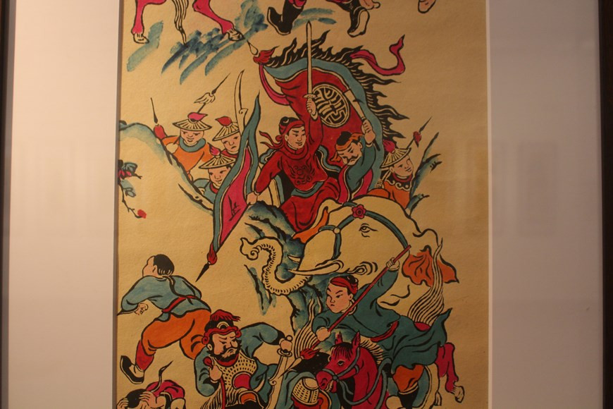  « Tứ bình » est une ligne de la peinture folklorique vietnamienne. C'est un ensemble de quatre rouleaux, représentant la rotation des choses dans l'univers selon le concept asiatique, comme les quatre saisons de l'année, les quatre étapes de la vie, les quatre anecdotes dans une histoire ; la beauté de quatre filles jouant de quatre instruments de musique différents, les quatre fleurs précieuses, entre autres. Sur ces peintures, il y a souvent des versets en écriture chinoise ou nôm, qui sont des souhaits de bonheur, de paix et de richesse. C’est pourquoi, les «tứ bình » sont réservés pour la décoration des endroits importants dans la maison.Photo: Vietnamplus