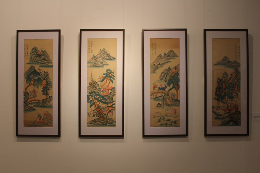 Dans le passé, les estampes de Dông Hô étaient vendues pour la fête du Têt. Les habitants les achetaient pour les coller sur le mur. Depuis la fin du 19e siècle à 1944, c’était l’apogée des estampes populaires de Dông Hô. Pendant les années de guerre, plusieurs gravures du village de Dông Hô ont été détruites. Dès la fin de la guerre, les villageois ont cherché à faire revivre leur métier traditionnel. De 1970 à 1985, des estampes ont été exportées dans certains pays. Actuellement, aux côtés des peintures traditionnelles, les villageois ont cherché à développer de nouveaux styles tout en gardant leur identité. Photo: Vietnamplus