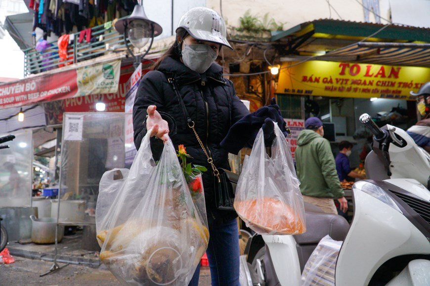 Deux ou trois plats ont coûté plus d’un million de dongs. Les aliments du marché sont assez chers mais délicieux, a déclaré Mai Anh, domiciliée dans l’arrondissement de Long Bien, à Hanoï. De nos jours, entre rythme de la vie trépidante et modernisation, la préparation du plateau s’est grandement simplifiée. Dans les grandes villes, les gens peuvent notamment faire appel à des traiteurs spécialisés dans la confection, mais aussi la décoration, de plats de culte typiques. De nombreux cordons bleus et autres chercheurs pensent qu’avec le temps, bien que certains plats puissent être quelque peu modifiés, fondamentalement la cuisine du Têt en général et le plateau du Têt en particulier, gardent leur "âme" et préservent les mêmes valeurs culturelles traditionnelles de génération en génération. Photo: Vietnamplus