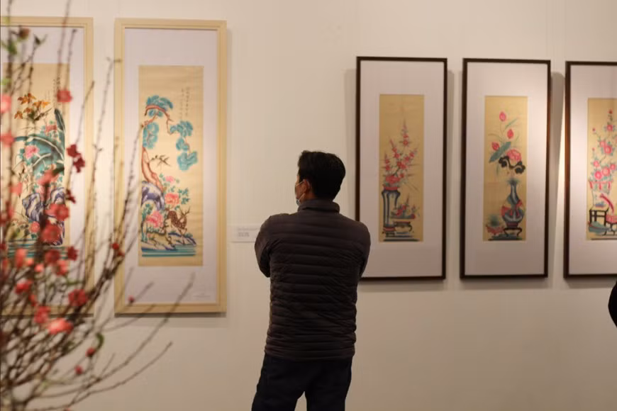 Quant à ces couleurs, brillantes et vivantes, elles proviennent de produits 100% naturels. Par exemple, le rouge est obtenu à partir de graviers rouges, le vert, à partir des feuilles, le jaune, à partir du sophora du Japon, le blanc, à partir de la nacre de mollusques bivalves de la famille des « Pectinidae ». Enfin, le noir est obtenu à partir des cendres de feuilles de bambou et de paille de riz gluant. Il y a cinq couleurs essentielles correspondant aux cinq éléments fondamentaux de l’univers : le blanc; le vert; le noir; le rouge et enfin, le jaune. Chaque couleur utilisée a une valeur symbolique. D’ailleurs, à chaque impression, on obtient une seule couleur. Photo: Vietnamplus