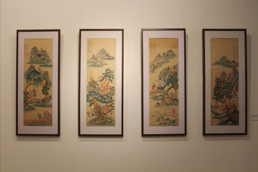 Les estampes populaires de Dông Hô sont un autre genre de gravure sur bois peinte, aux côtés de celles de Hàng Trông. Elles sont originaires du village de Dông Hô dans la province de Bac Ninh (Nord). Toutes les étapes de la production des estampes sont réalisées entièrement à la main, fruit de la dextérité, de la patience et du sens esthétique des artisans. Les estampes de Dông Hô reflètent la vie spirituelle et matérielle des habitants vivant dans le delta du fleuve Rouge. Elles traduisent les rêves pluriséculaires des travailleurs d’une famille en harmonie et d’une société fondée sur l’égalité et le bonheur. En ce sens, les estampes de Dông Hô ont largement contribué à la préservation des valeurs culturelles traditionnelles du pays. Photo: Vietnamplus