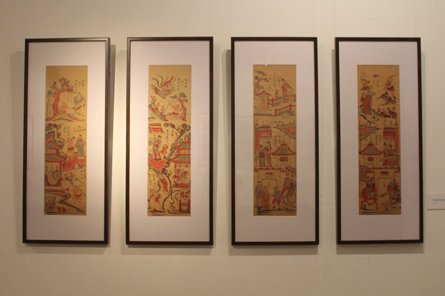 Les artisans de Hàng Trông utilisent des techniques de demi-impression et de demi-dessin. L'estampe est uniquement imprimée avec une planche en bois pour le dessin, tandis que la couleur est remplie à l’aide d'un large pinceau souple. Pour réaliser une estampe de Hàng Trông, l’artiste commence avec des planches de bois pour imprimer des contours noirs, puis dessine les détails et enfin colore l’œuvre à la main. Étant donné que la majeure partie du processus est réalisée par la main, les estampes de Hàng Trông sont légèrement différentes les unes des autres. Le papier utilisé pour les estampes de Hàng Trông est appelé giấy xuyến (papier shuan). Photo: Vietnamplus