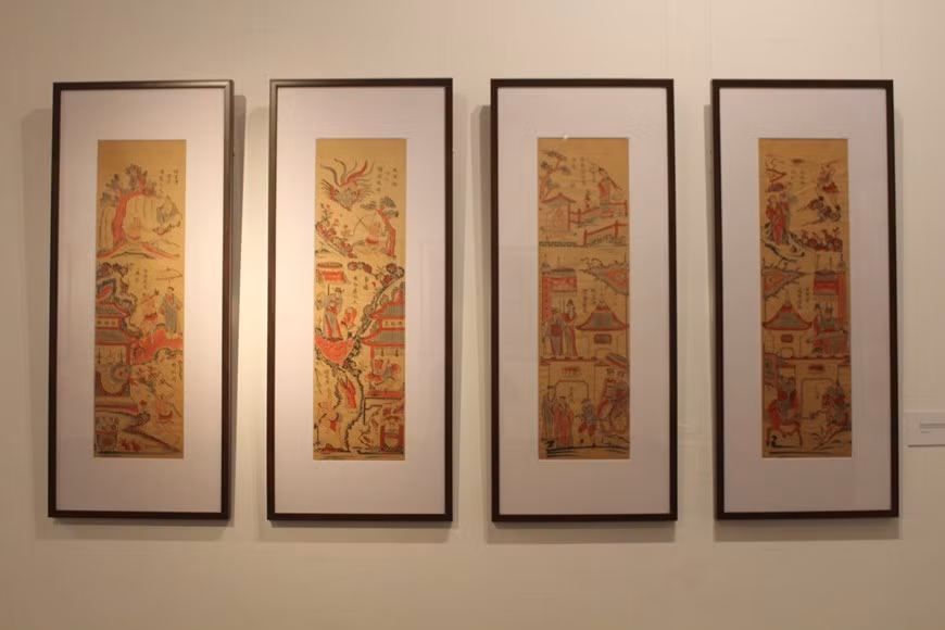 Les artisans de Hàng Trông utilisent des techniques de demi-impression et de demi-dessin. L'estampe est uniquement imprimée avec une planche en bois pour le dessin, tandis que la couleur est remplie à l’aide d'un large pinceau souple. Pour réaliser une estampe de Hàng Trông, l’artiste commence avec des planches de bois pour imprimer des contours noirs, puis dessine les détails et enfin colore l’œuvre à la main. Étant donné que la majeure partie du processus est réalisée par la main, les estampes de Hàng Trông sont légèrement différentes les unes des autres. Le papier utilisé pour les estampes de Hàng Trông est appelé giấy xuyến (papier shuan). Photo: Vietnamplus