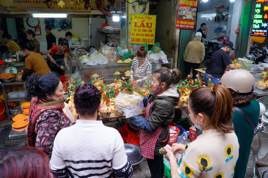 Le marché Hang Be, sur la rue Gia Ngu, arrondissement de Hoan Kiem, est niché au cœur du Vieux quartier de Hanoï, à cinq minutes à pied du lac de l’Épée restituée. Il offre toutes sortes de marchandises dont viandes, aliments cuits et secs, fruits et légumes, objets votifs… À l’approche des fêtes traditionnelles, le marché Hang Be est particulièrement bondé car des acheteurs peuvent trouver ici tous ce qui sont nécessaires pour une cérémonie de culte à domicile. Des aliments y vendus sont réputés de leur qualité mais aussi de leur prix élevé. C’est pourquoi, Hang Be est renommé « marché des riches». Photo: Vietnamplus