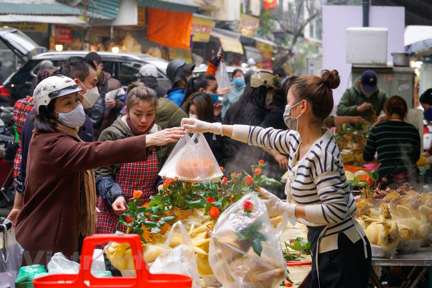 Un bol de canh bong. Après avoir fait bouillir un poulet dans une grande marmite, on filtre et dégraisse ce bouillon pour qu’il soit d’une parfaite limpidité. Puis, il est porté lentement à ébullition avec les crevettes et un morceau de gingembre. Après ébullition, on réduit le feu et on verse la peau de porc, les légumes, les œufs de caille, les boulettes de moc (viande de porc hachée mélangée avec de la farine) et on fait cuire pendant quelques minutes. Les champignons parfumés sont ensuite ajoutés dans le potage pour assurer la parfaite limpidité du bouillon. Bien que la préparation du canh bong soit très exigeante, ce plat figure toujours sur la liste des plats familiaux pendant les journées du Têt. Photo: Vietnamplus