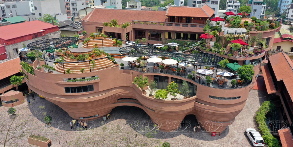 L’ouvrage fait partie du projet de "Centre de la quintessence du village artisanal vietnamien" de la sarl de céramique Quang Vinh et de l'Association des villages de métiers de Hanoï, dans le but de développer ces villages. Photo: VNA