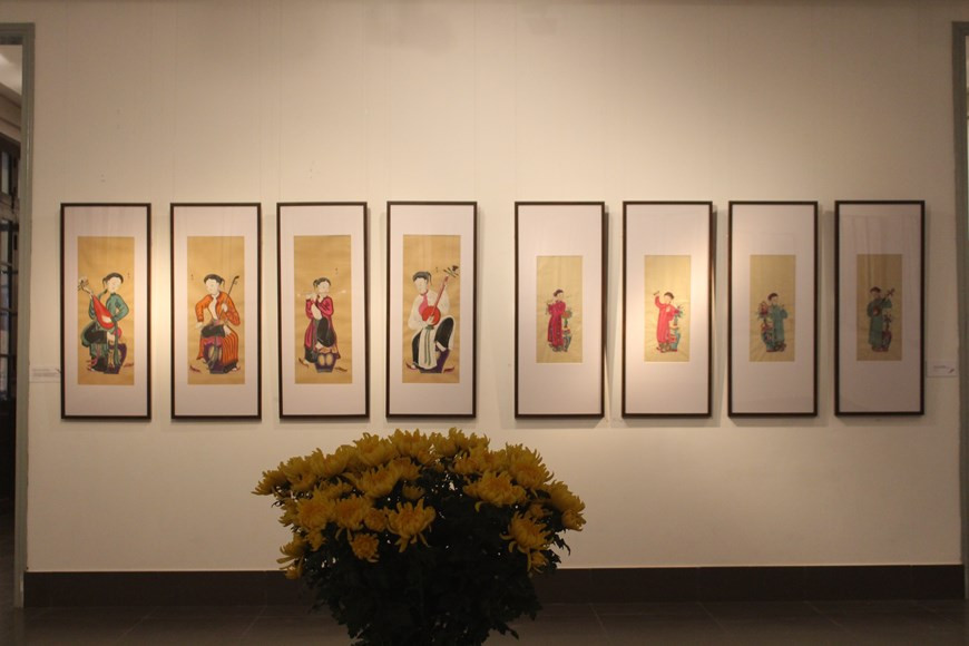 En ce qui concerne le papier, les estampes sont fabriquées sur en papier traditionnel do (papier d’origine végétale), fait à partir d’écorce d’un arbre tropical appelé "rhamnoneuron". Ce papier est à la fois spongieux, doux, mince et résistant. Les artisans utilisent une technique de gravure pour fabriquer les estampes. Chaque gravure, présentée sous forme de planche, correspond à une couleur. Ce qui explique le fait que le nombre de couleurs sur une estampe équivaut au nombre de gravures utilisées. L’impression respecte le principe suivant : les couleurs fortes comme le rouge et le vert seront imprimées d’abord, puis les couleurs plus légères comme le jaune et le blanc, et enfin, le noir. Photo: Vietnamplus