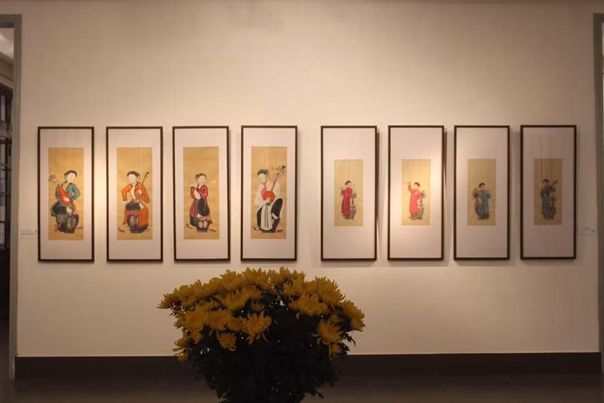 En ce qui concerne le papier, les estampes sont fabriquées sur en papier traditionnel do (papier d’origine végétale), fait à partir d’écorce d’un arbre tropical appelé "rhamnoneuron". Ce papier est à la fois spongieux, doux, mince et résistant. Les artisans utilisent une technique de gravure pour fabriquer les estampes. Chaque gravure, présentée sous forme de planche, correspond à une couleur. Ce qui explique le fait que le nombre de couleurs sur une estampe équivaut au nombre de gravures utilisées. L’impression respecte le principe suivant : les couleurs fortes comme le rouge et le vert seront imprimées d’abord, puis les couleurs plus légères comme le jaune et le blanc, et enfin, le noir. Photo: Vietnamplus