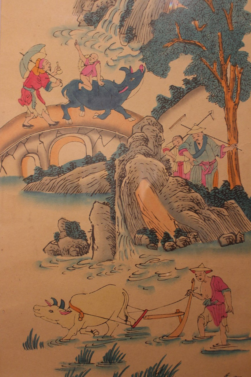 Les artisans de Hàng Trông colorient les peintures avec des pigments. Le ton des peintures de Hàng Trông est donc généralement brillant et attrayant, les couleurs principales étant le rose, le bleu, le vert, le rouge et le jaune. La proportion créée n'est pas fidèle à la formule standard, mais seulement pour attirer l'oeil et flatte la vue. Les estampes de Hàng Trông sont colorées avec des pinceaux et des teintures, les couleurs sont donc plus foncées. Les thèmes des estampes sont très variés de symboles spirituels et culturels tels que ngũ hổ (cinq tigres), cá chép (carpe) à des jeux folkloriques tels que bịt mắt bắt dê (attraper la chèvre avec les yeux bandés), rồng rắn lên mây (le dragon et le serpent montant dans les nuages), thầy đồ Cóc (le professeur Crapaud)….Photo: Vietnamplus