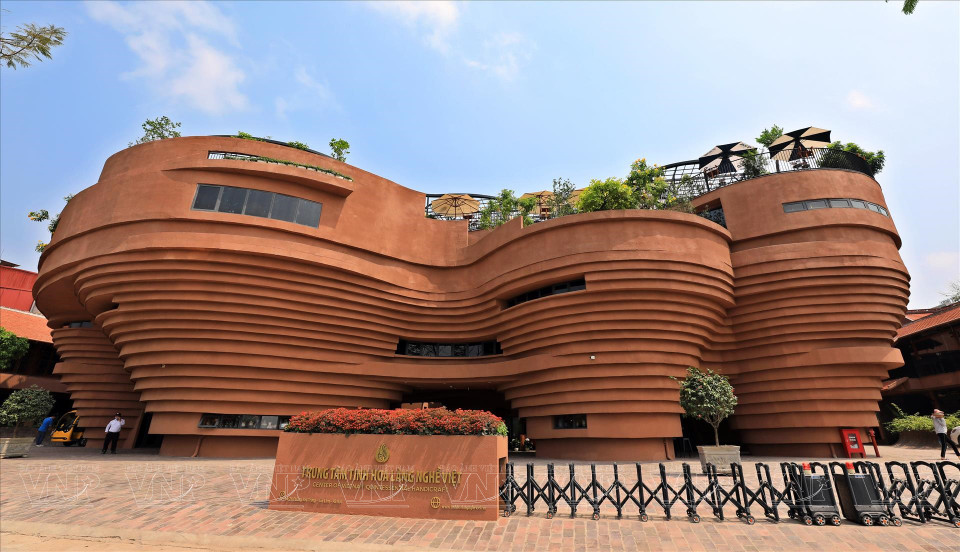 De même, l’ouvrage exploite également des matériaux anciens du village tels que carreaux de céramique, de mosaïque et tuiles cuites au four... pour créer les couleurs les plus authentiques. Photo: VNA