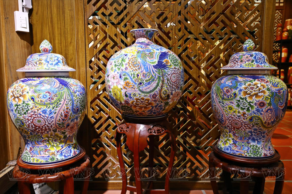 ...ce qui permet aux visiteurs d'avoir un aperçu général sur l'histoire du village artisanal. Photo: VNA