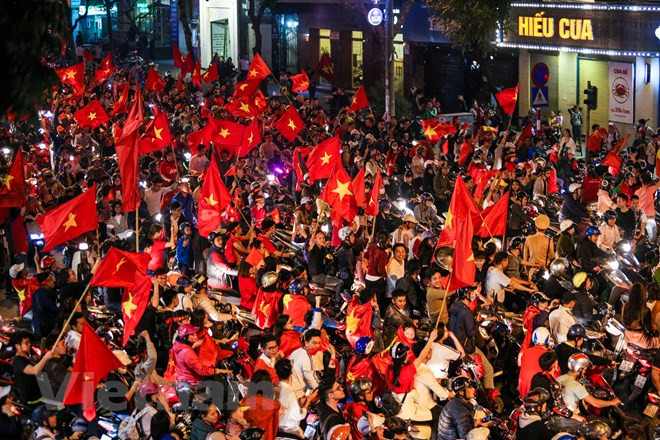 Les rues menant au lac de l’Épée restituée étaient constellées de drapeaux rouges à l'étoile d'or.
