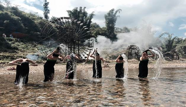 Si vous avez de la chance, vous pouvez voir les jeunes filles de la minorité ethnique laver leurs cheveux au ruisseau.