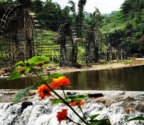 Des norias (roues hydrauliques) au ruisseau Muong Hoa.