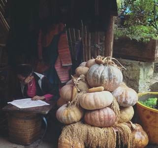 Les métiers de tricotage, de tissage, la peinture à la cire d’abeille sont préservés.
