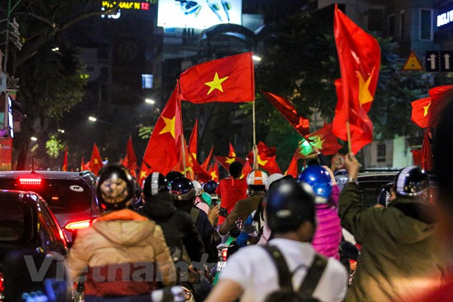 ...avec le drapeau national à la main...