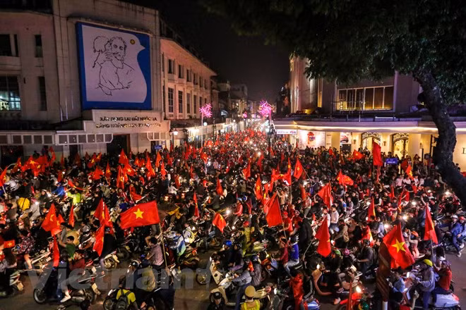 De nombreux supporters se sont réunis au tour du lac de l’Épée restituée...