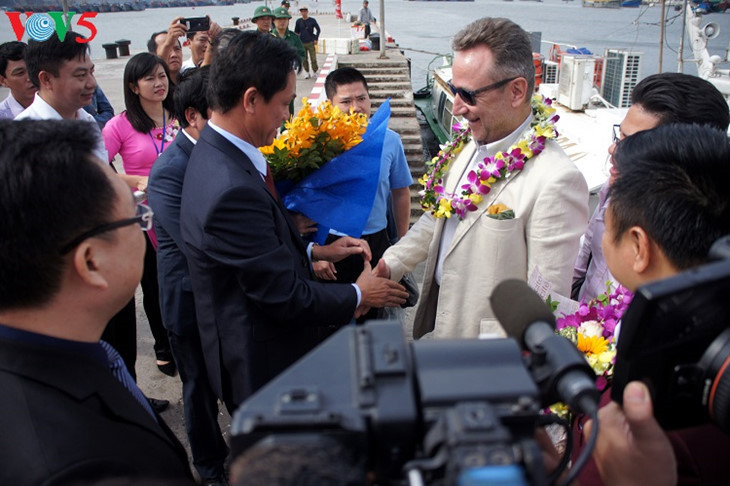 Remise de fleurs à l’ambassadeur tchèque au Vietnam Vitsezslaw Grepl, le 450 millième touriste étranger à Cat Bà en 2017.