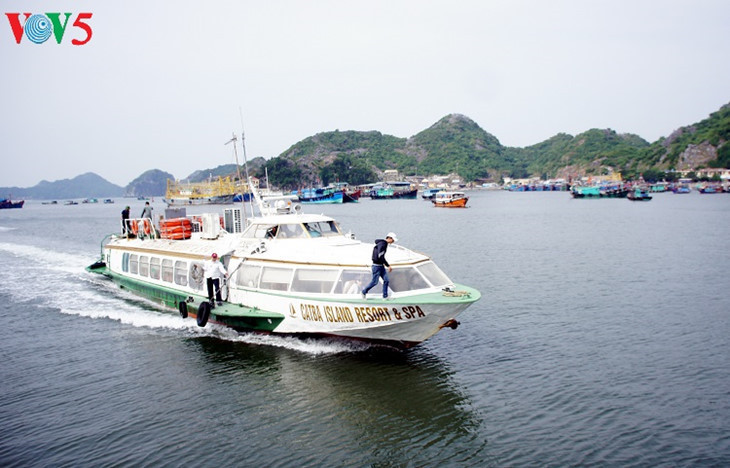 Un hydro-glisseur transporte des touristes du port de Binh à Cat Bà.