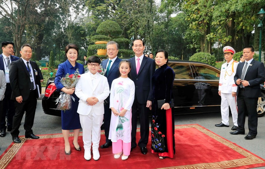 Le président Tran Dai Quang (2e, droite) et son épouse accueillent le président sud-coréen Moon Jae-in et son épouse.