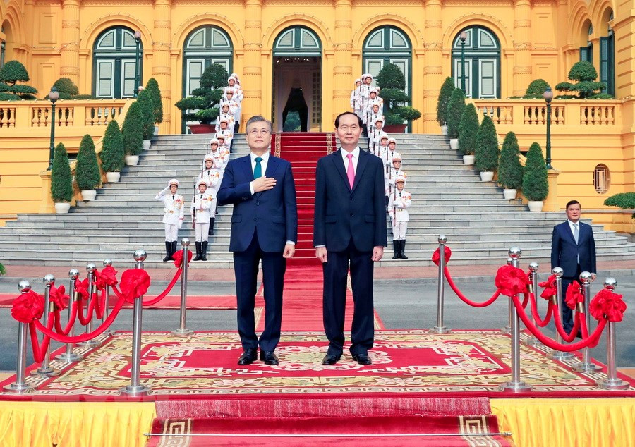 Le président Tran Dai Quang (droite) et son homologue sud-coréen Moon Jae-in à la cérémonie d'accueil officielle.