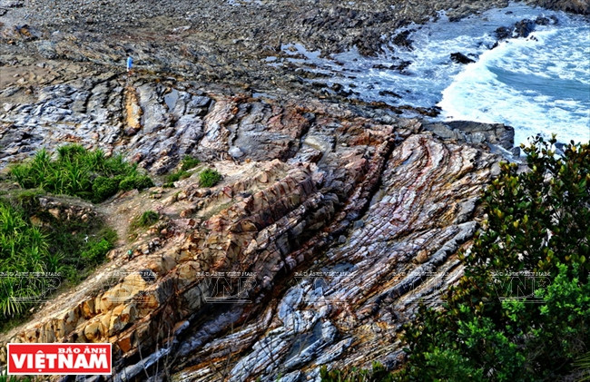 Des couches de roches multicolores.
