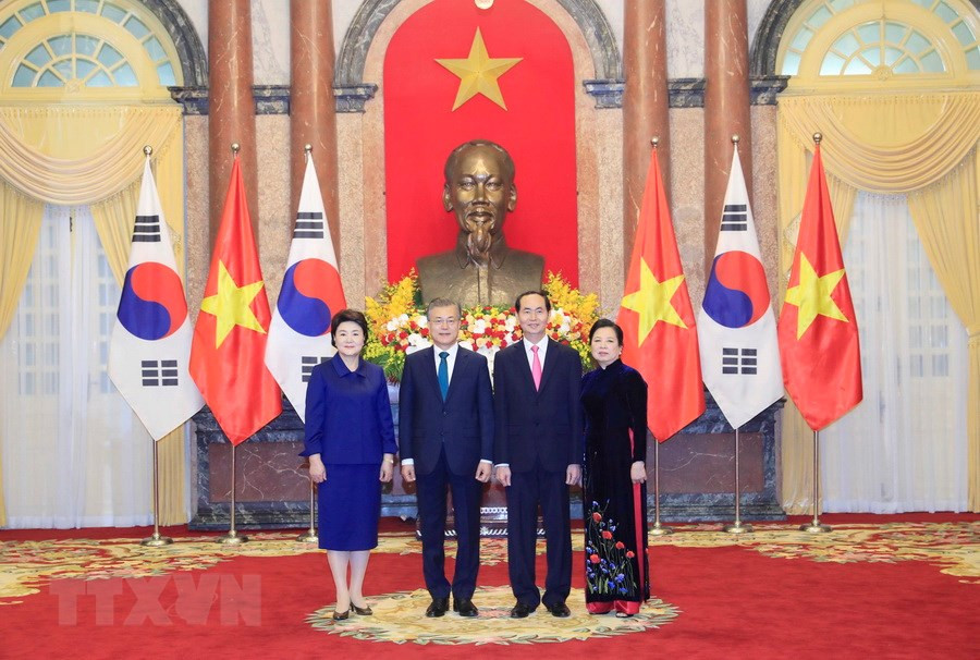 Photo de famille entre le président Tran Dai Quang et son homologue sud-coréen Moon Jae-in et leurs épouses.