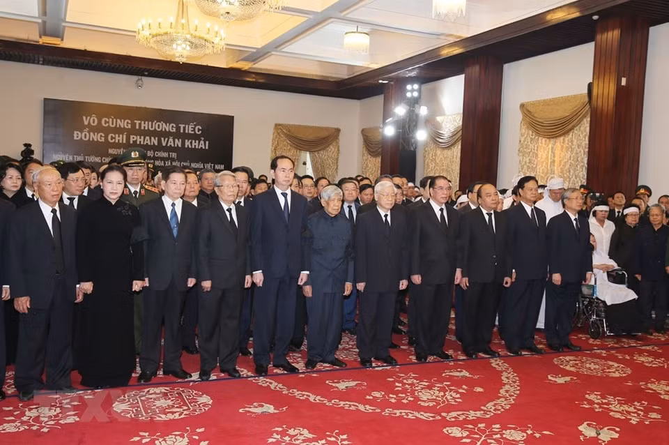 Les dirigeants, les anciens dirigeants du Parti, de l’Etat rendent hommage à l’ex-PM Phan Van Khai.